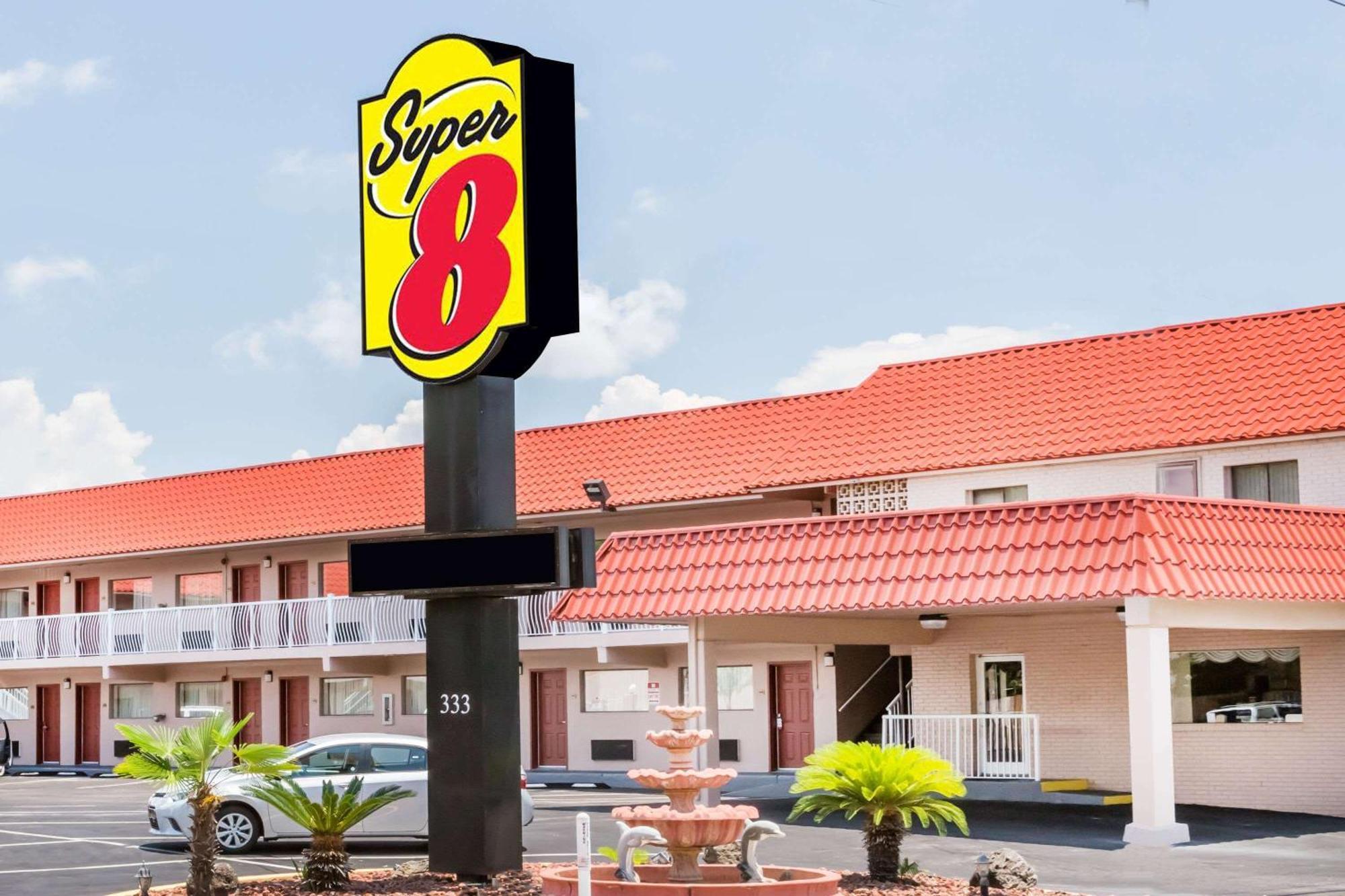 4 Budget Hotels Near Emerald Coast Science Center Worth Booking