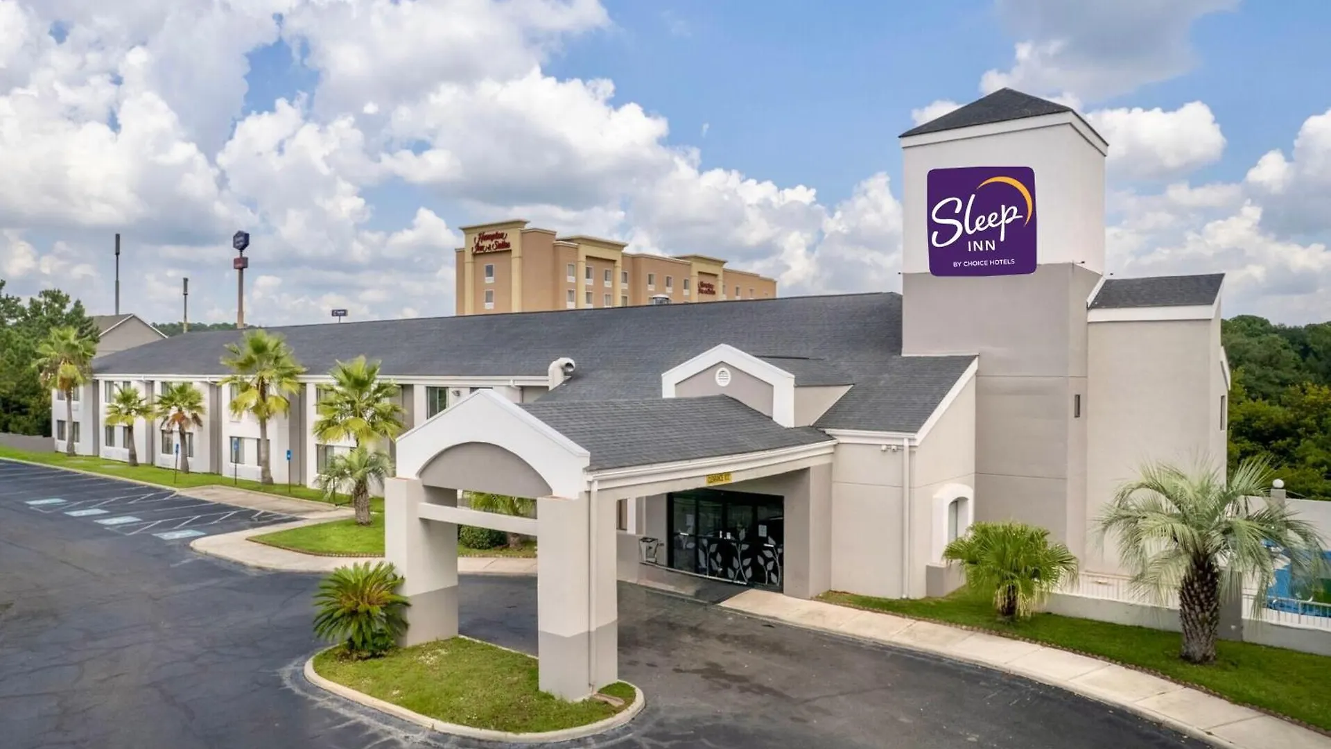 Staying Near Savannah Festival Outlet Center: 4 Golf Hotels Compared
