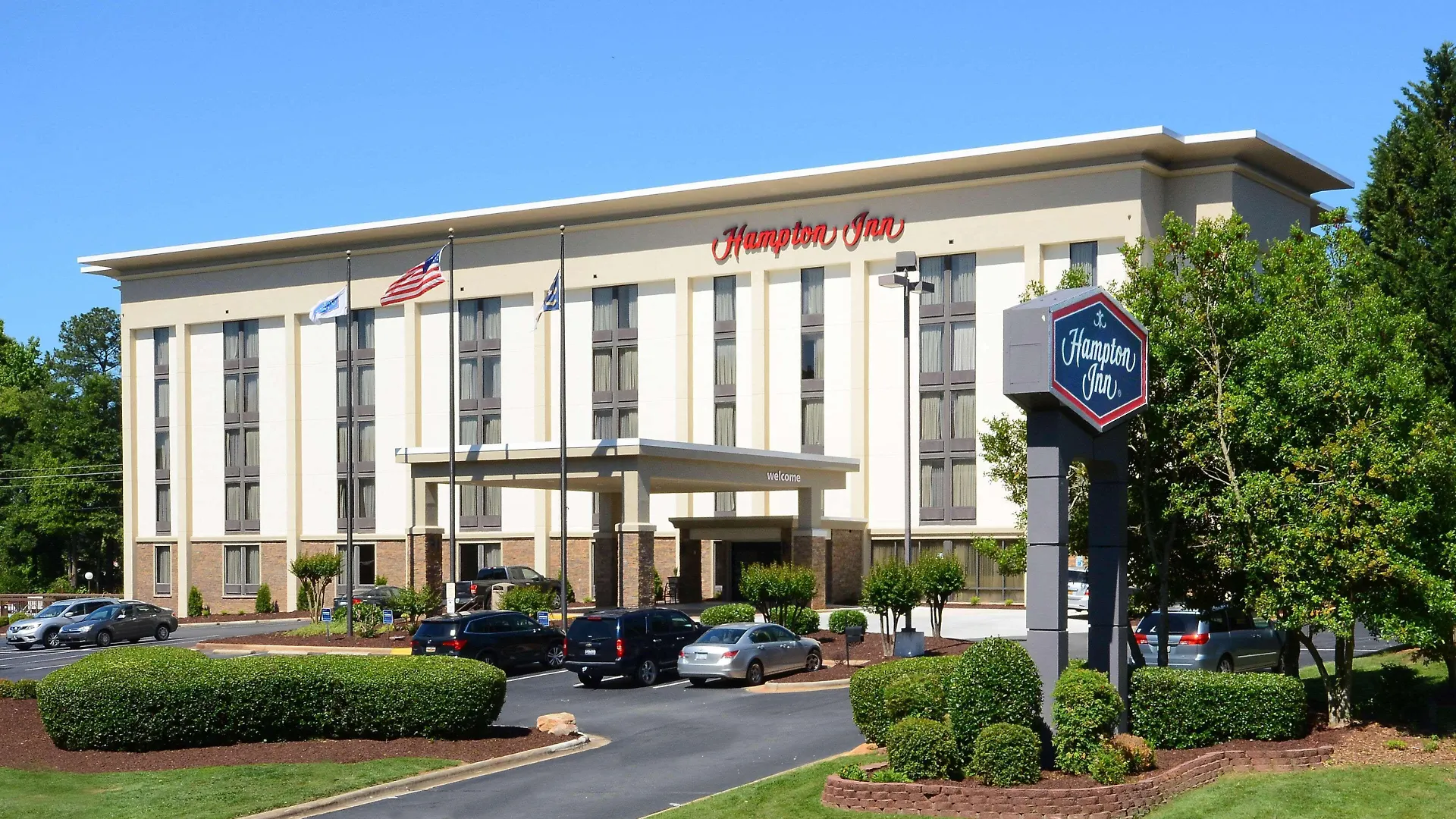 4 Business Hotels Near Tom Clark Museum That Deliver