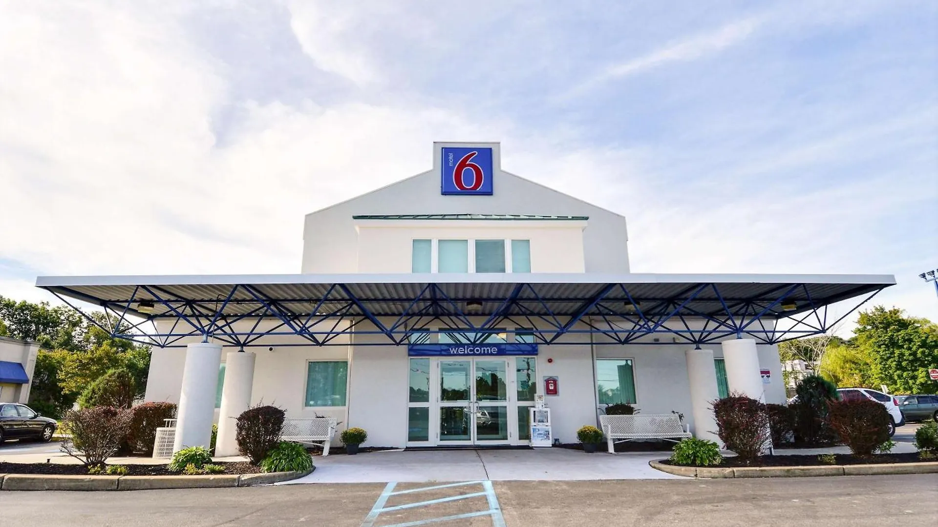 Staying Near Trees Parks Div: 4 Historical Hotels Compared