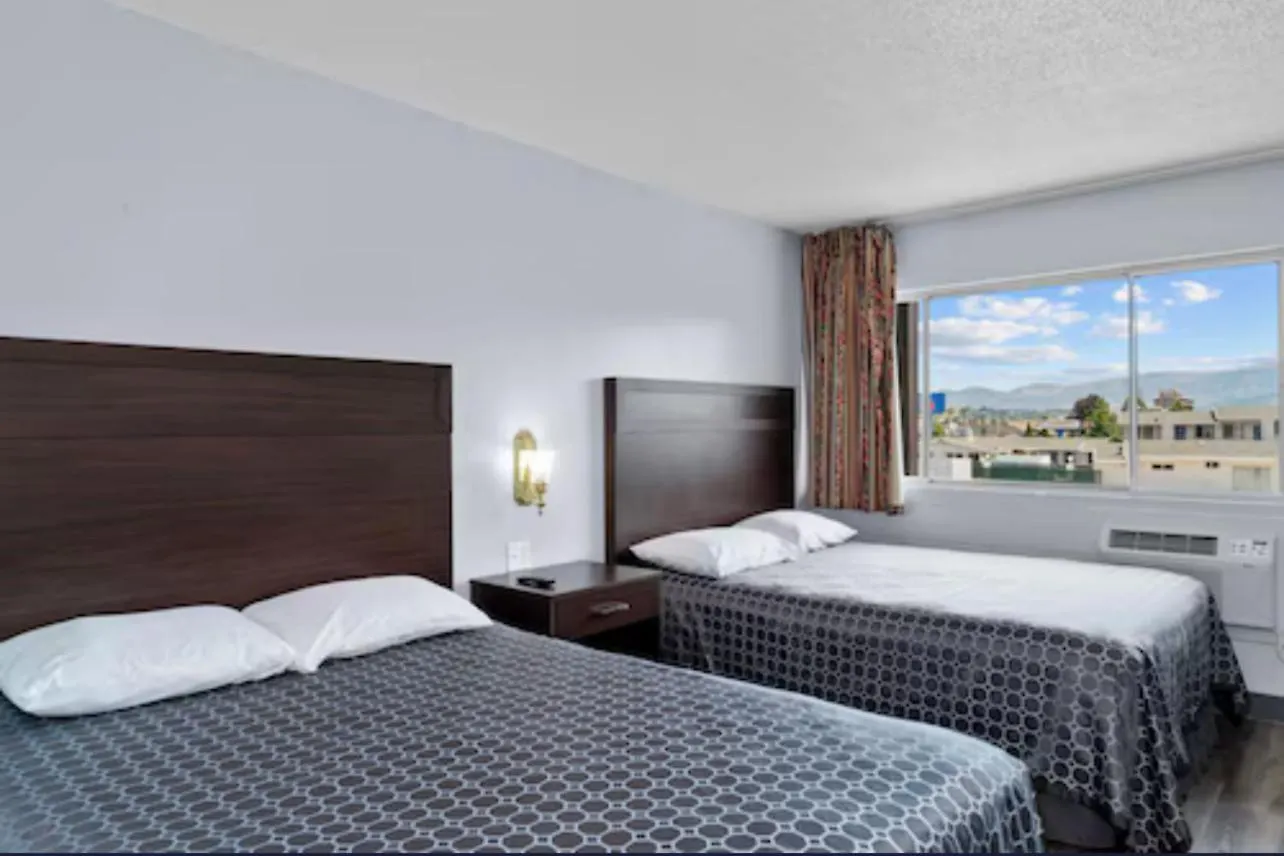 Where to Stay Near Chelan Street Workshop: 5 Best Wenatchee Hotels