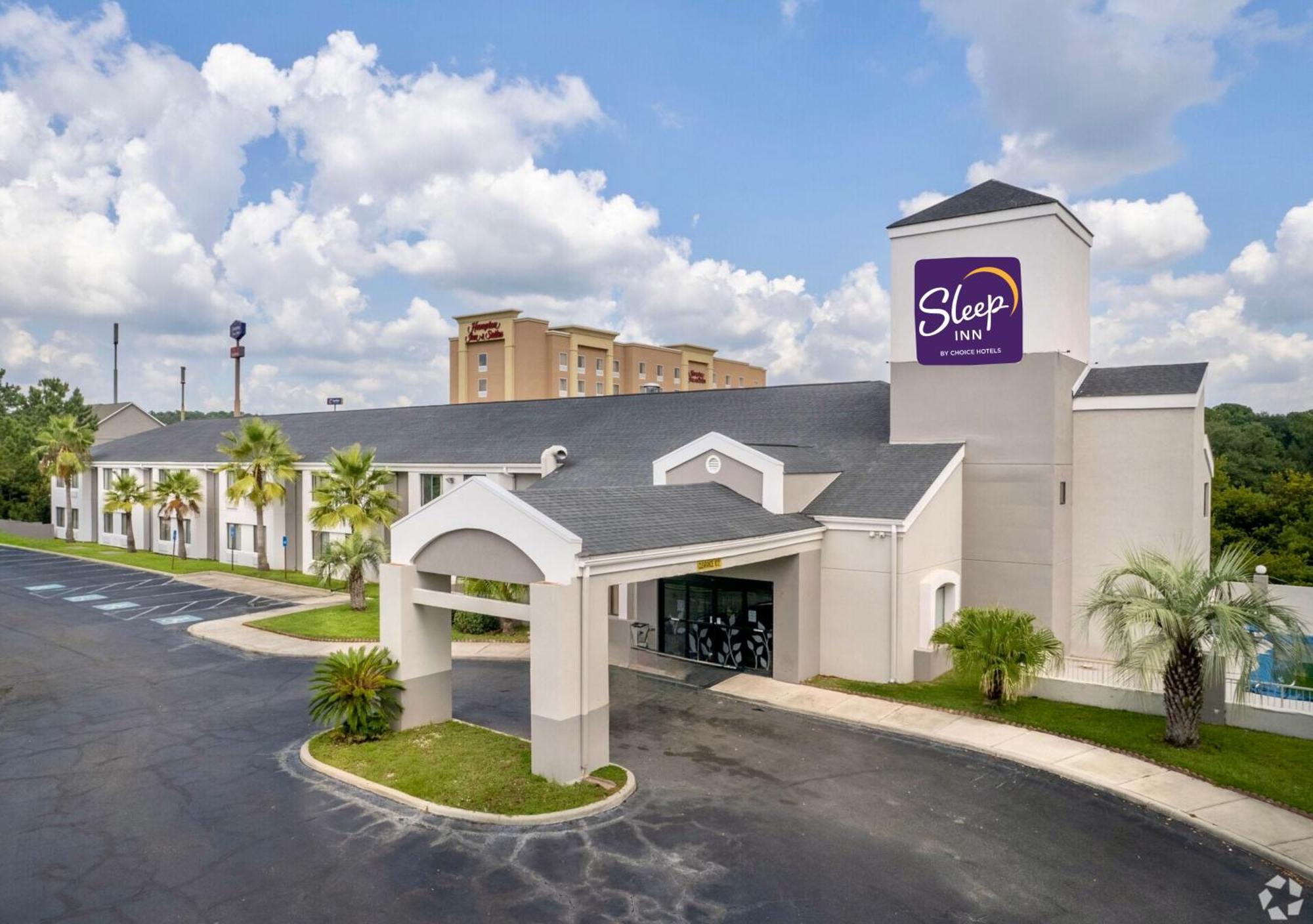 Staying Near Savannah Festival Outlet Center: 4 Golf Hotels Compared