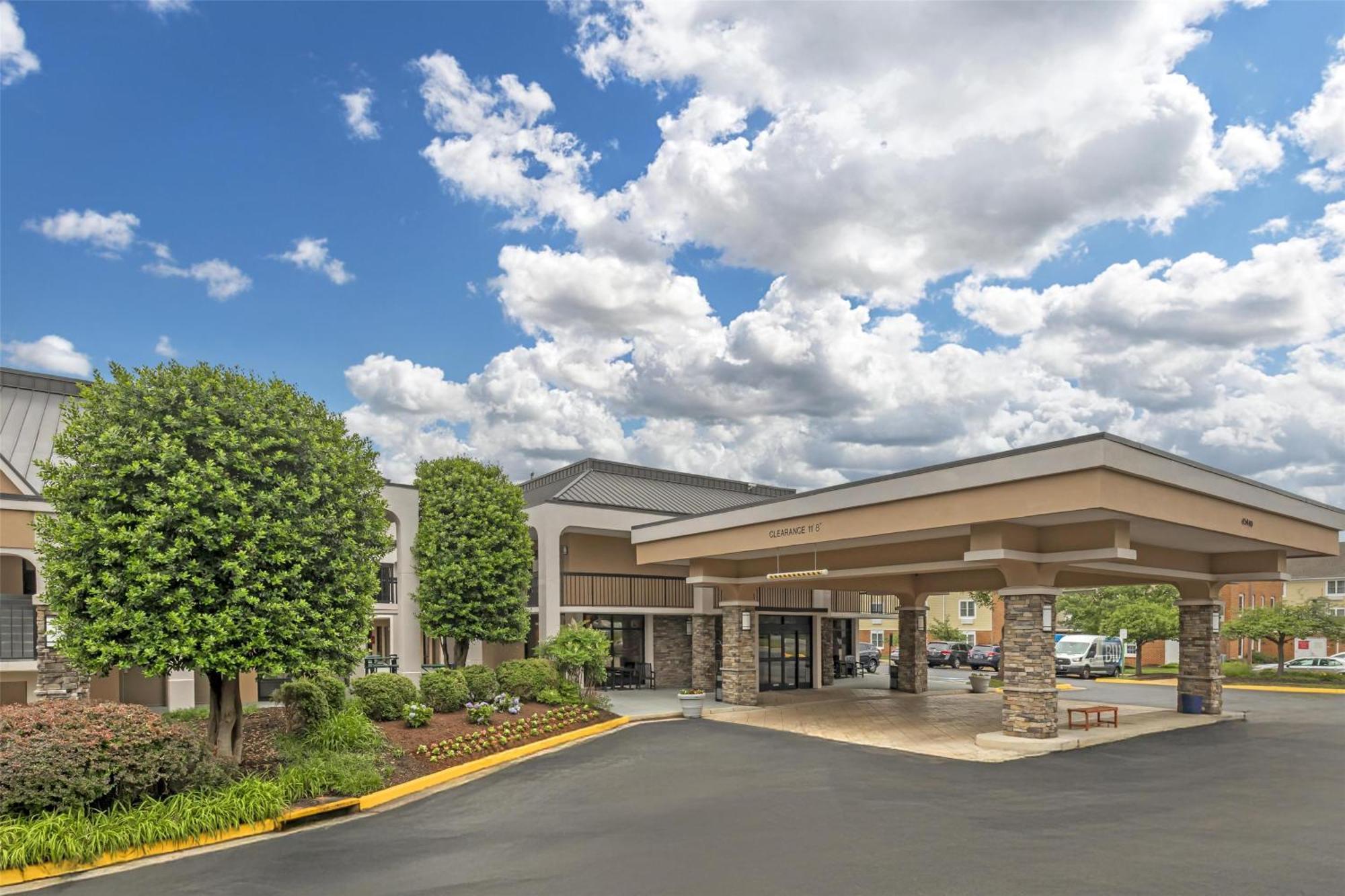 Where to Stay Near Lake Fairfax Park: 5 Business Hotels
